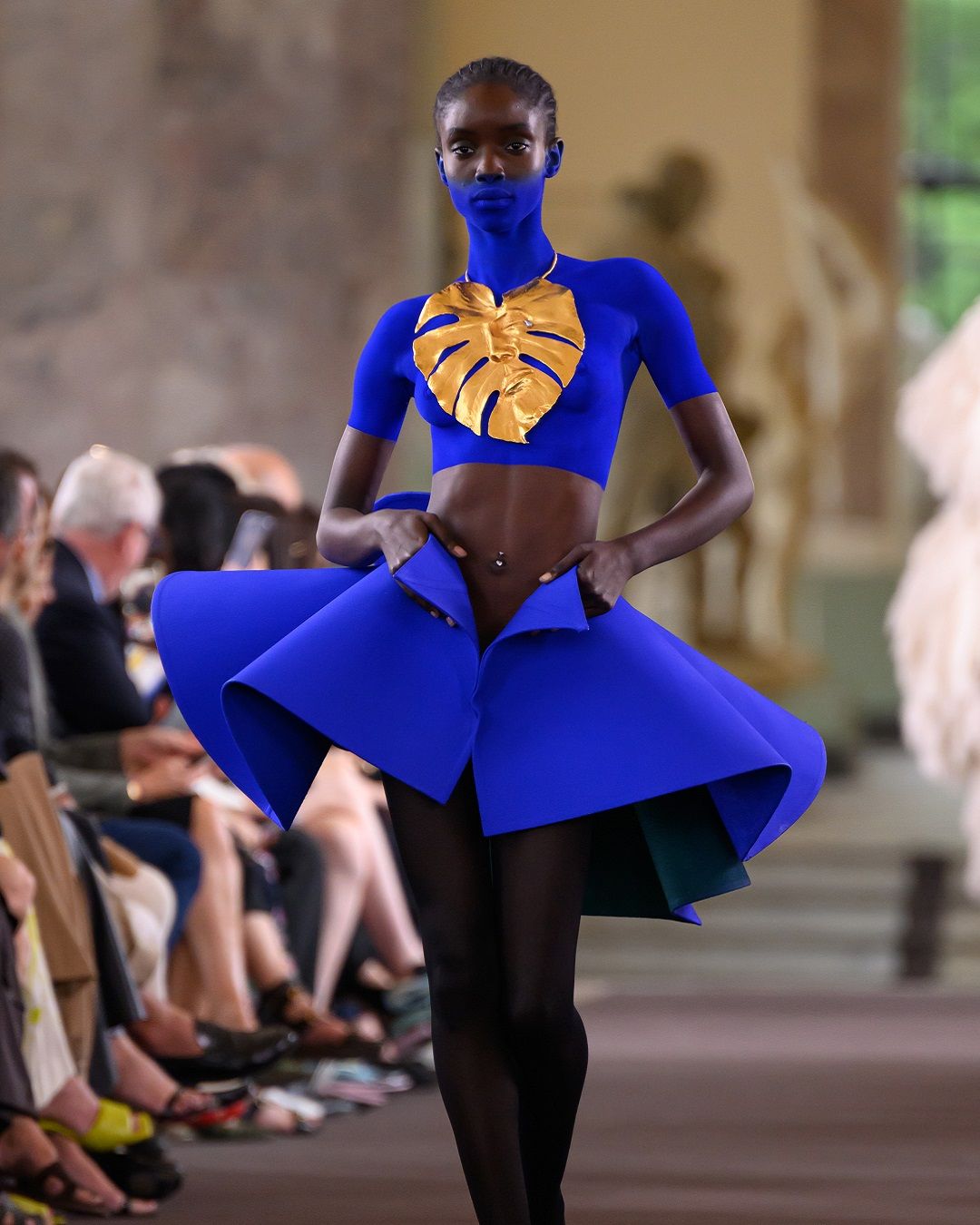 La garde-robe impossible de la collection Schiaparelli Haute Couture FW 23-24 Comme le veut la tradition de la Maison, l'art et la mode s'entremêlent pour créer l'émerveillement