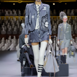 Travel becomes haute couture with Thom Browne Per il suo debutto a Parigi, Browne trasforma in teatro surreale il vibe della Gran Central Station | Image 460386