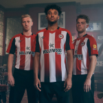 La nuova maglia del Brentford sarà usata fino al 2025 Tradizione che incontra l'innovazione e la sostenibilità