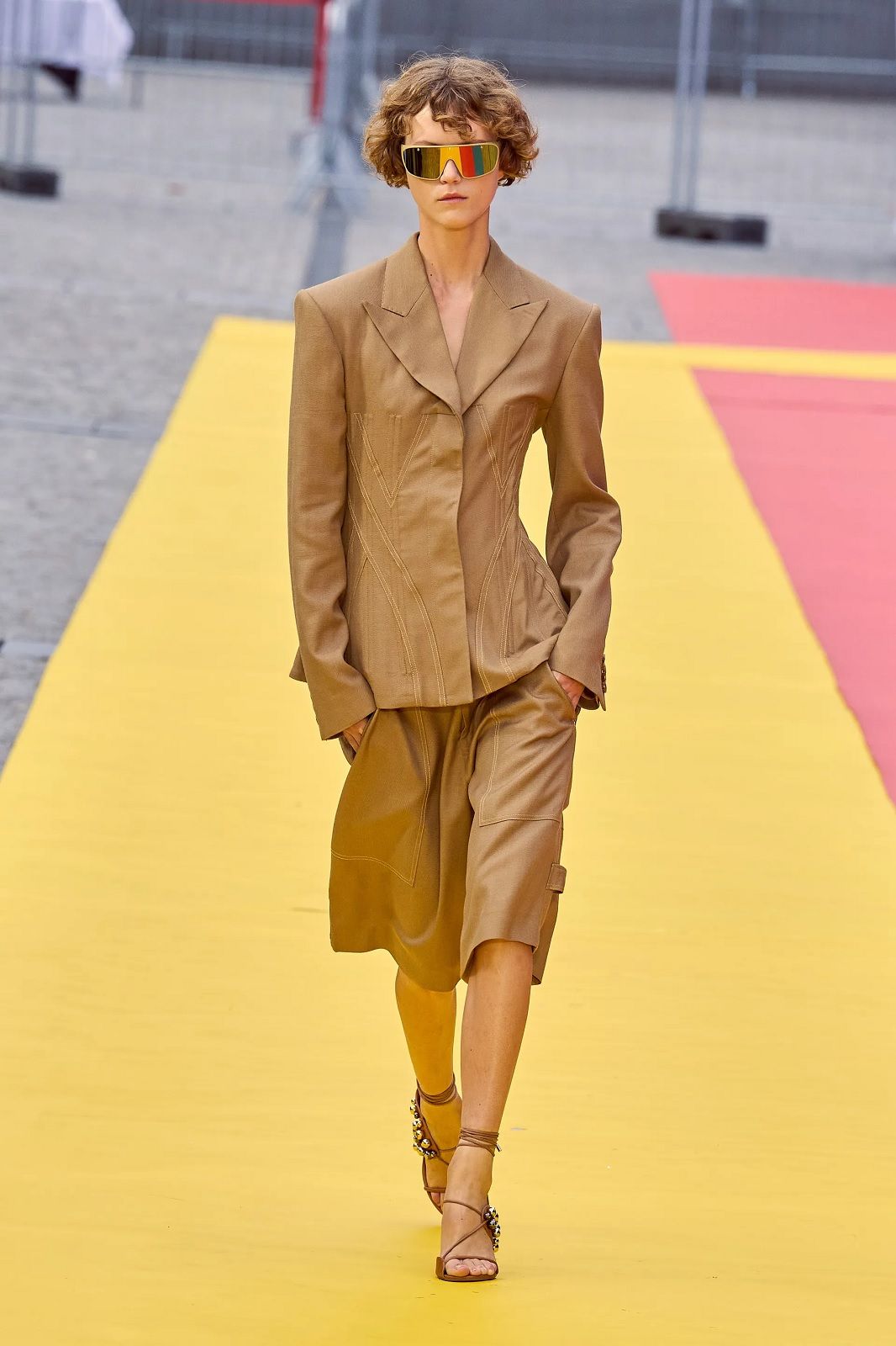 Comment porter le bermuda Inspiré par les défilés et les célébrités | Image 460607