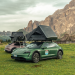 Dormire sopra una Porsche Taycan Cross Turismo Grazie a Porsche On Board, immersi tra le montagne mozzafiato delle Dolomiti