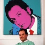 Chi era Enrico Coveri, il maestro della moda pop Il primo stilista italiano a sfilare a Parigi, tra paillettes e look brillanti