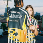 La nuova maglia della Juve in collaborazione con 032c Dal ritiro negli Stati Uniti i bianconeri hanno presentato una nuova collaborazione calcio-moda