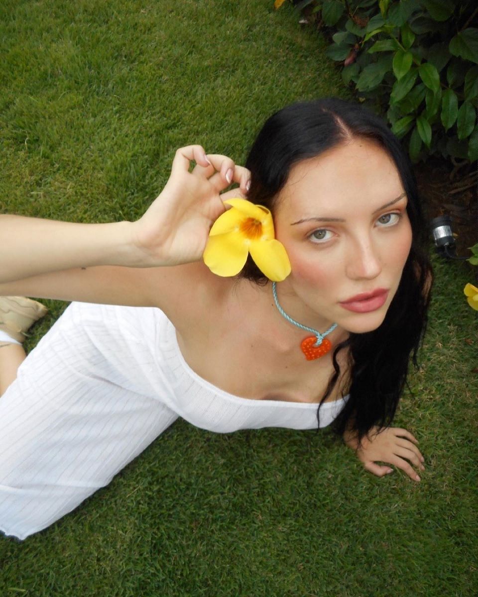 The 90s necklace is the accessory trend for summer From Drew Barrymore to Bella Hadid, no celebrity can resist the cord necklace | Image 463387