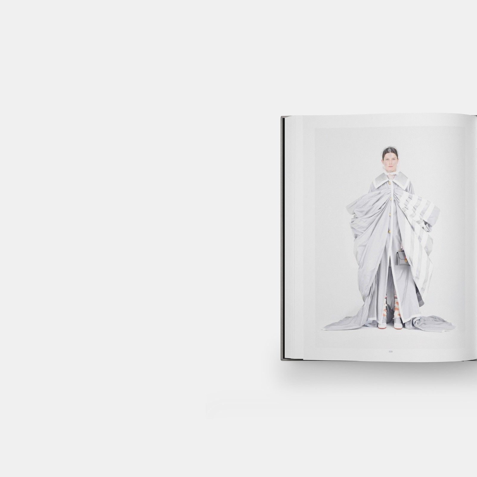 その他 A MAGAZINE CURATED BY THOM BROWNE A Magazine Curated by Thom Browne Thom Browne 's Performance