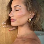 Trend alert 2023: Strawberry Make-up Hailey Bieber dichiara l’inizio de l'estate delle ragazze fragola e ci mostra come realizzare il perfetto make-up