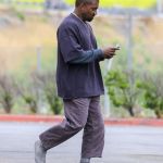Scalzi è meglio? La nuova moda di andare in giro a piedi nudi, da Succession a Etro