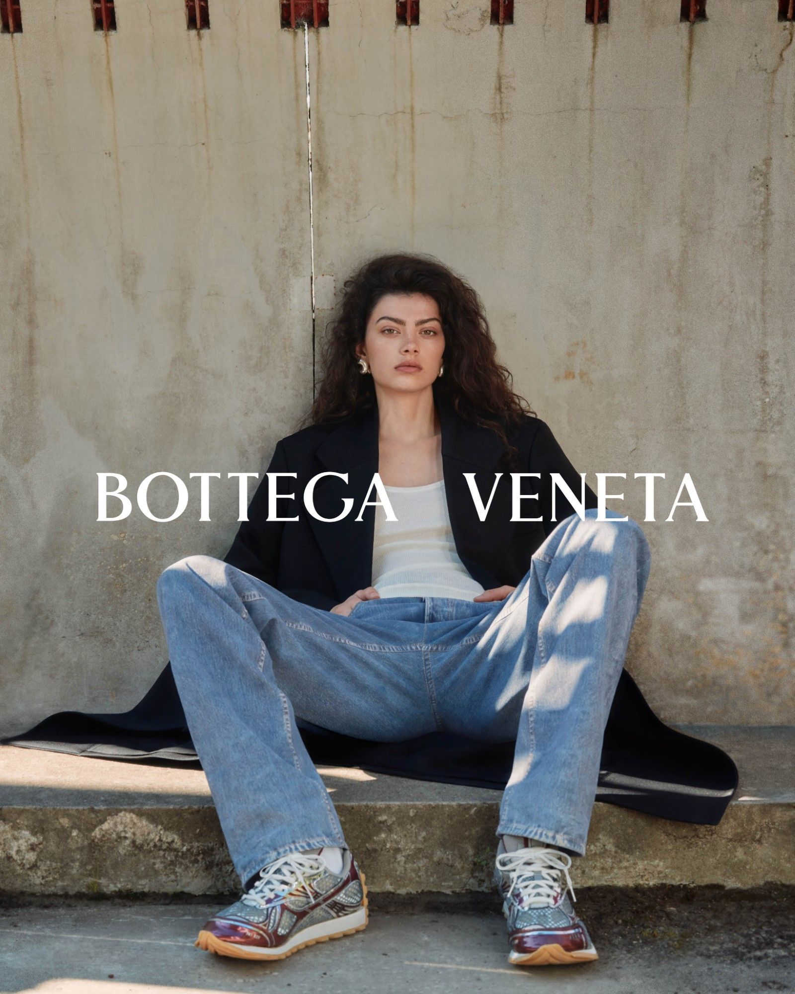 La poesia di Milano nella nuova campagna FW23 di Bottega Veneta Una serie di scatti che celebra l’inattesa  bellezza vintage della Milano di ogni giorno