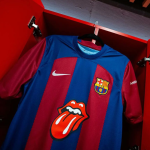 La maglietta del Barcellona dedicata ad Andrés Iniesta