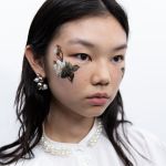 Le tendenze beauty più hot avvistate alla Fashion Week di Londra Raccogliete nel beauty case texture metalliche, prodotti multiuso glossy, e tanta tanta lacca