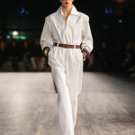 Minimalisme et redondance dans le défilé SS24 de Saint Laurent Comment une poche cargo peut-elle être élégante ? | Image 469941