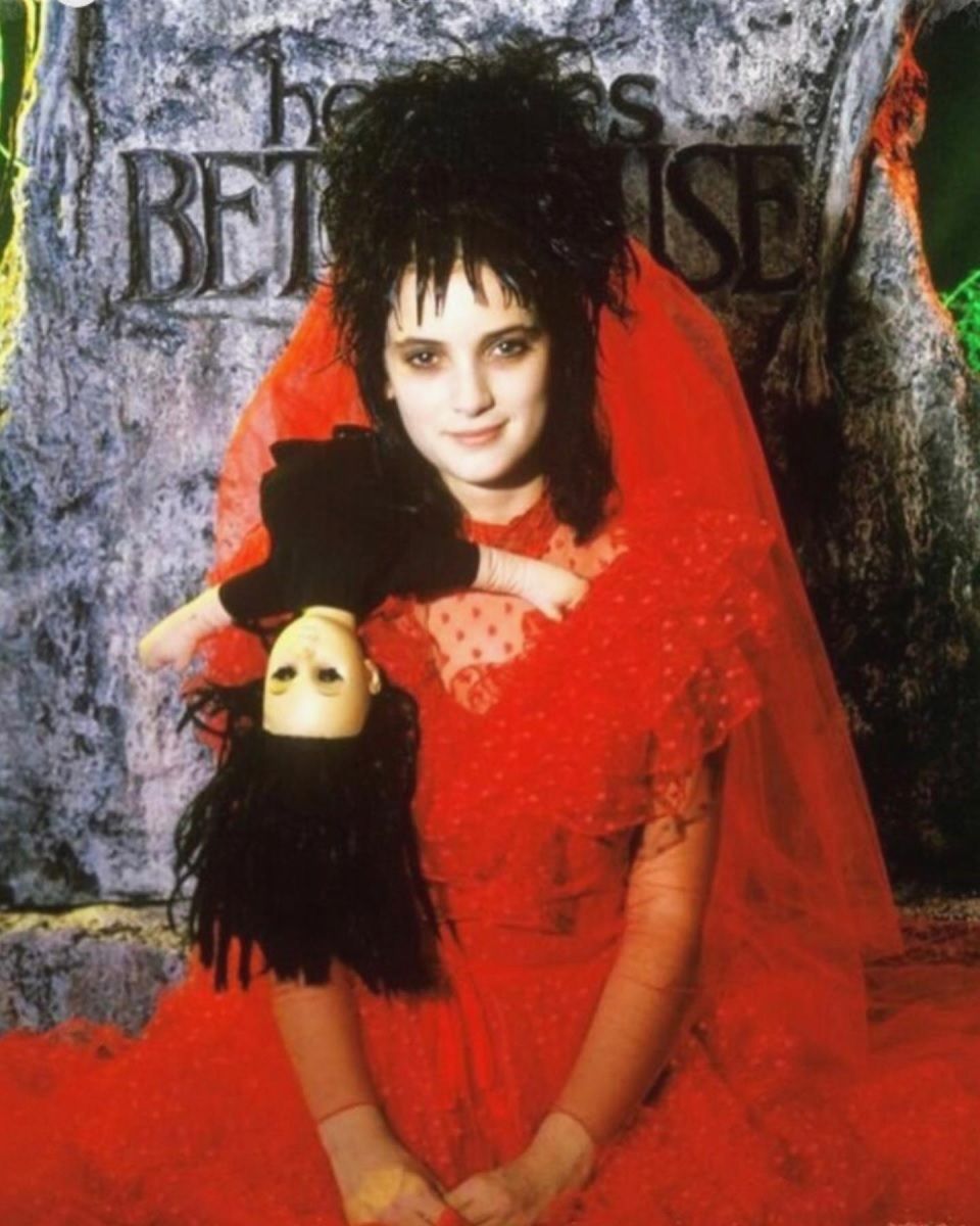 I makeup looks da ricreare per Halloween Da Lydia Deetz di Beetlejuice a Weird Barbie, ecco alcune ispirazioni beauty per la notte del 31 ottobre | Image 472557