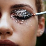 Da oggi passa la legge che vieterà i glitter, come possiamo sostituirli? Tutto quello che sappiamo sulla nuova legge e le alternative green ai glitter