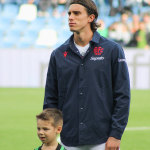 Il Bologna scende in campo in camicia Un item mai visto in un campo da calcio