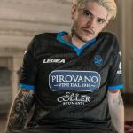 La terza maglia del Lecco omaggia Alessandro Manzoni Debutta per commemorare il 150º anniversario dalla sua scomparsa