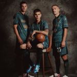 Il Frosinone ha presentata la sua quarta maglia Un nuovo kit presentato insieme a Reinier, Ibrahimovic, Çuni e Barrenechea