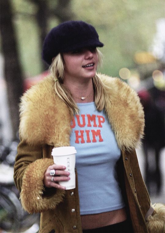 Le slogan tee più iconiche di sempre  Anche a distanza di anni, Paris Hilton rimane la regina indiscussa del clap back | Image 478492