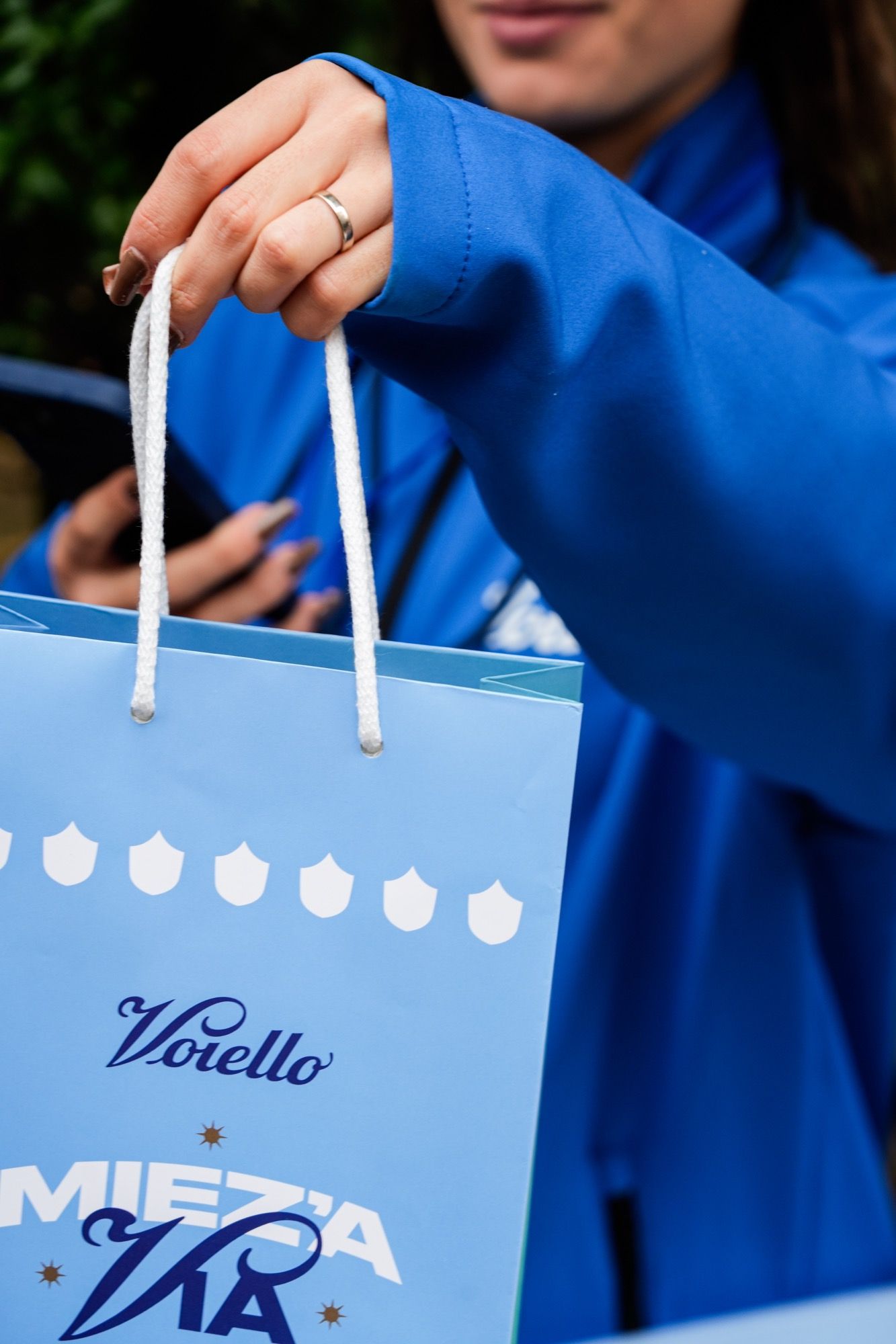 Voiello dedica un murale alla città di Napoli L’artista Leticia Mandragora firma Partenope, Madre dei quartieri di Napoli | Image 479247