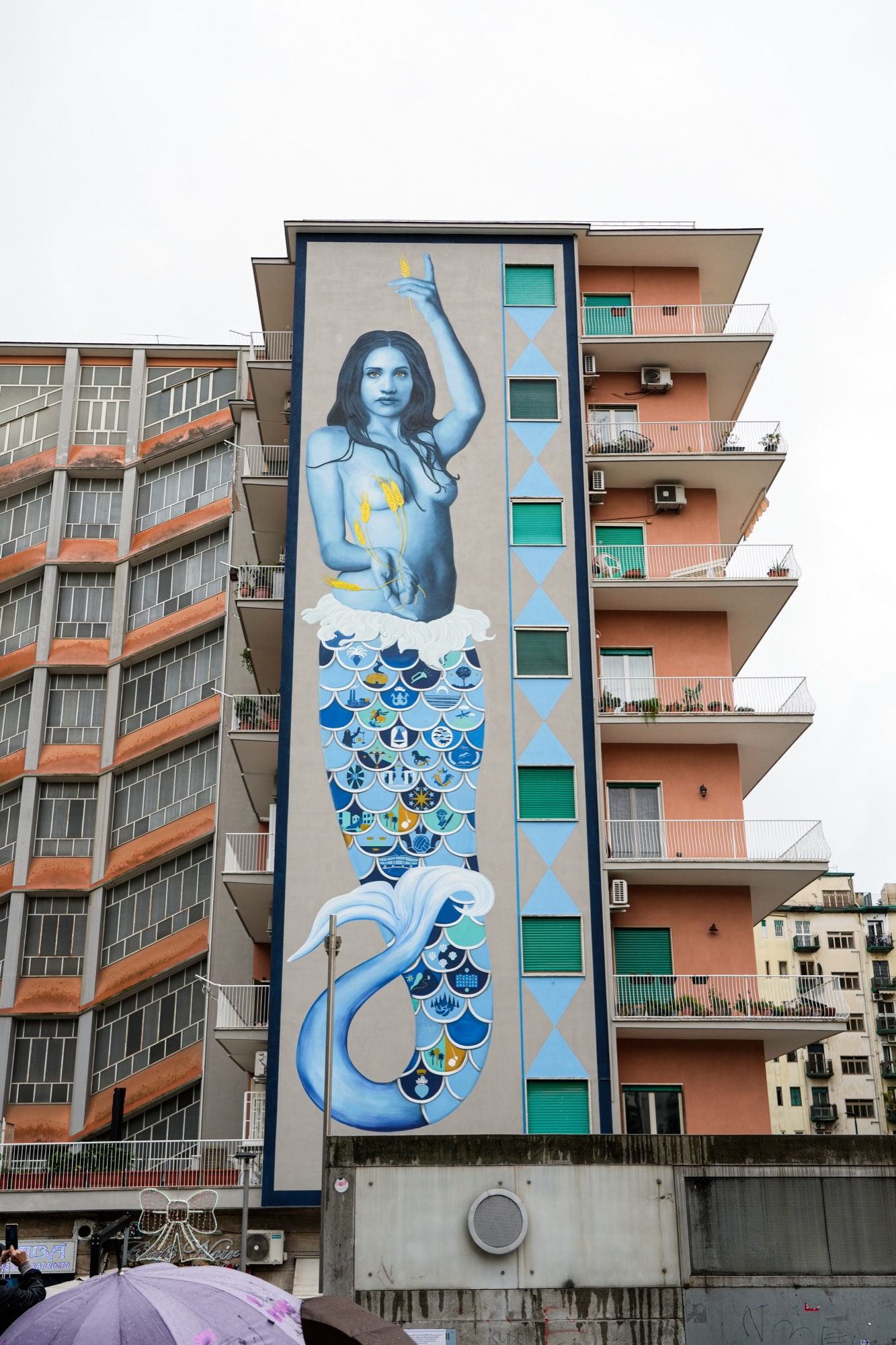 Voiello dedica un murale alla città di Napoli L’artista Leticia Mandragora firma Partenope, Madre dei quartieri di Napoli | Image 479257