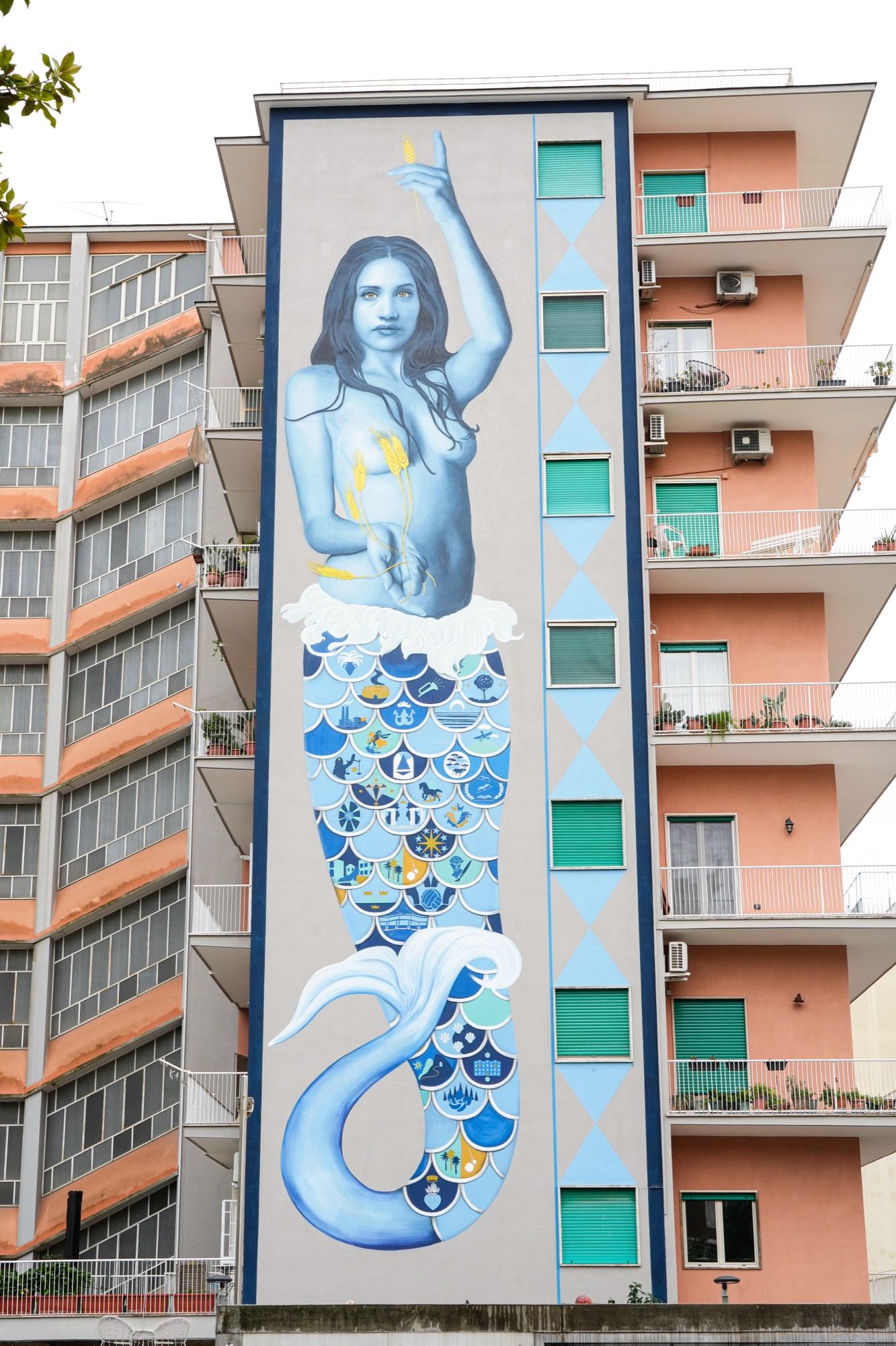Voiello dedica un murale alla città di Napoli L’artista Leticia Mandragora firma Partenope, Madre dei quartieri di Napoli | Image 479246