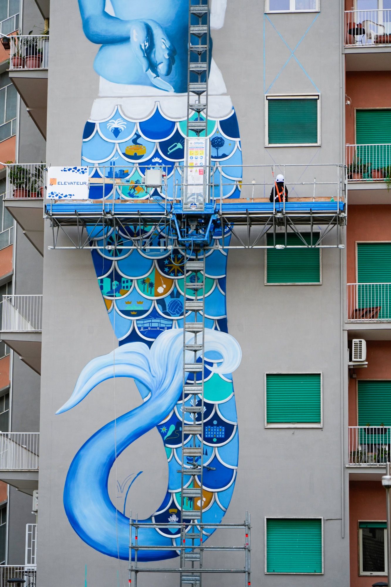 Voiello dedica un murale alla città di Napoli L’artista Leticia Mandragora firma Partenope, Madre dei quartieri di Napoli | Image 479227