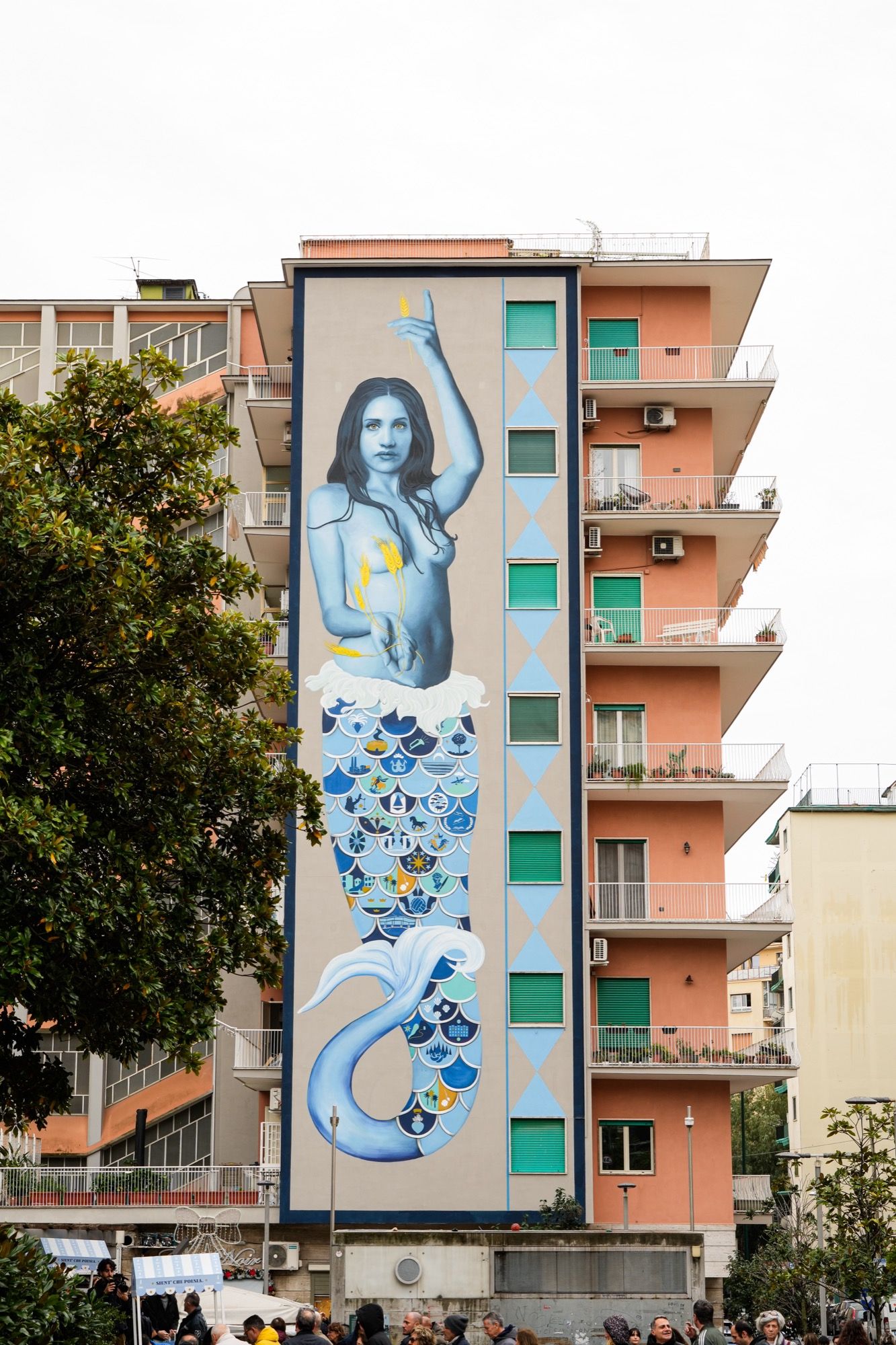 Voiello dedica un murale alla città di Napoli L’artista Leticia Mandragora firma Partenope, Madre dei quartieri di Napoli | Image 479236