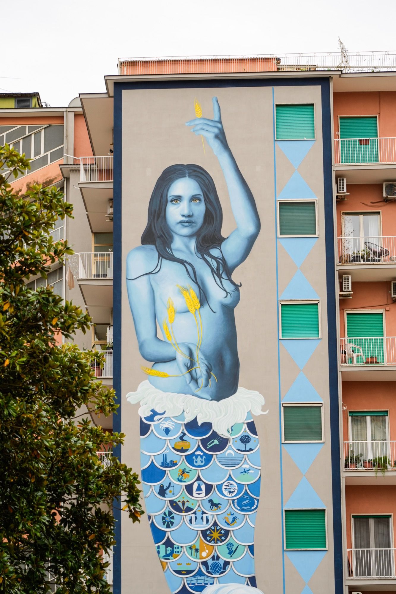 Voiello dedica un murale alla città di Napoli L’artista Leticia Mandragora firma Partenope, Madre dei quartieri di Napoli | Image 479235
