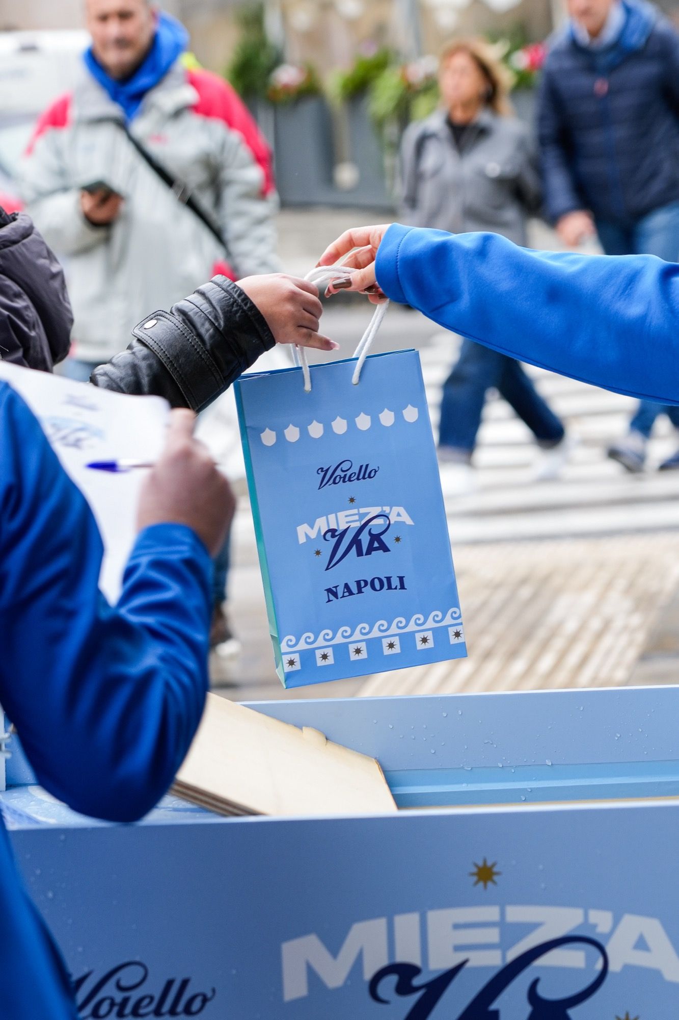 Voiello dedica un murale alla città di Napoli L’artista Leticia Mandragora firma Partenope, Madre dei quartieri di Napoli | Image 479232