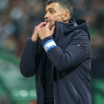 Why do coaches in the Portuguese league wear a sash? And how it is becoming an aesthetic element