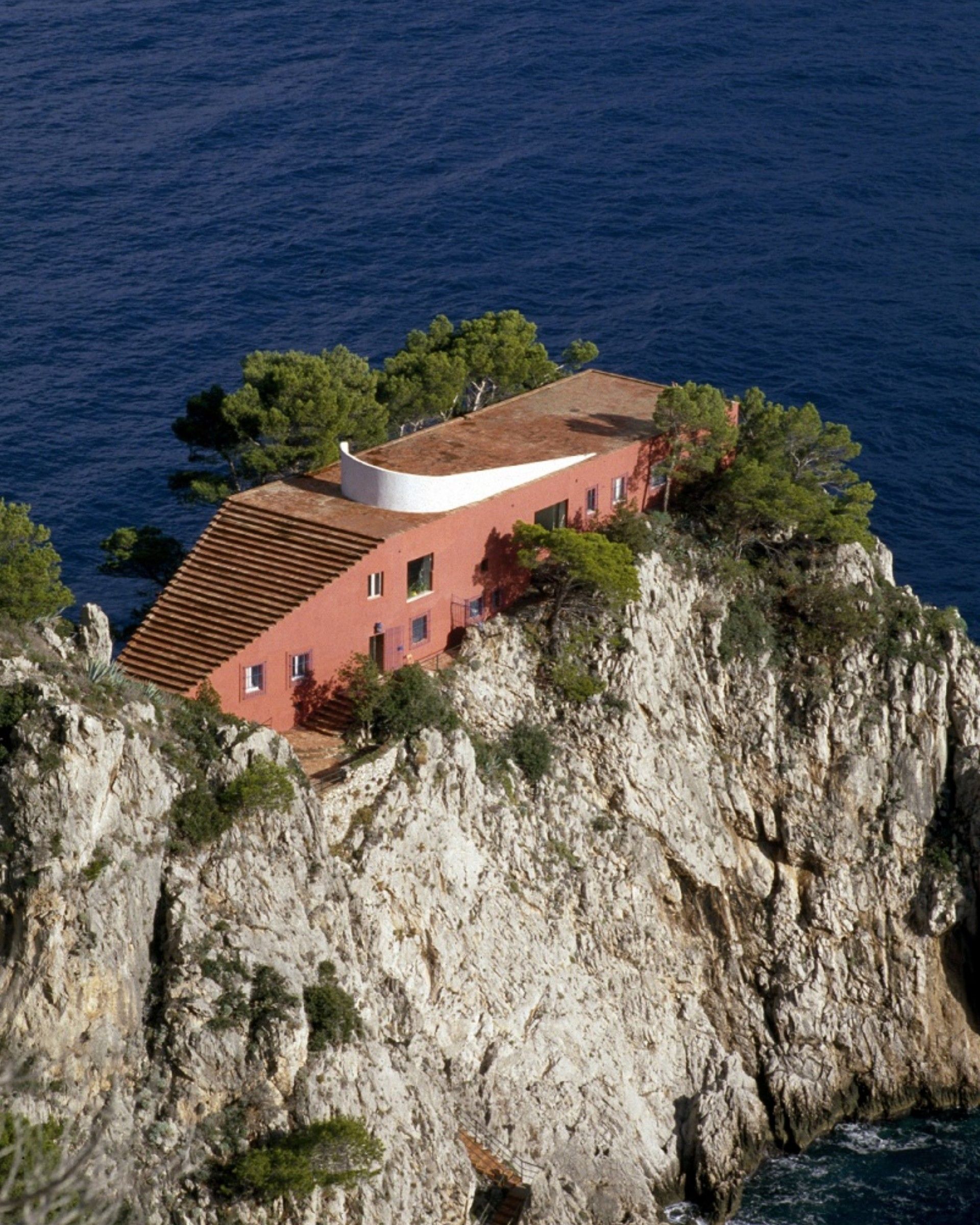 Jacquemus sfilerà alla Casa Malaparte di Capri No, non c'è da sorprendersi che il designer abbia scelto questa location