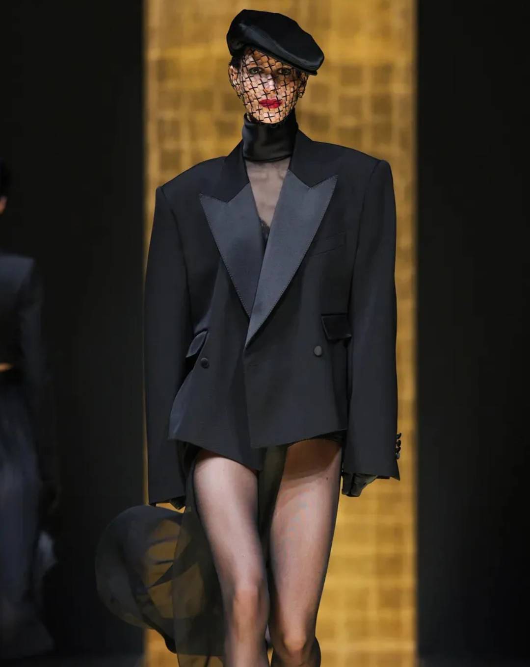 Il tuxedo ha fatto ritorno alla Milano Fashion Week Dal glamour delle sfilate al rivoluzionario street style, l'iconico tuxedo si impone con nuove interpretazioni 