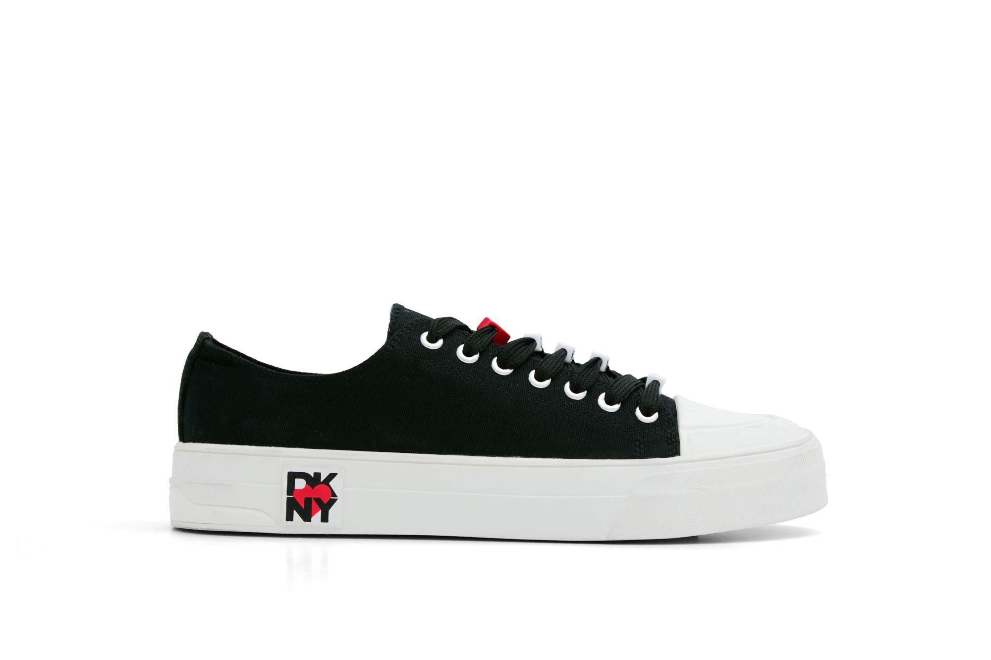 DKNY celebra lo stile e l'energia di New York a Milano La Heart of NY Capsule è pronta a conquistare i cuori di una nuova generazione | Image 496688