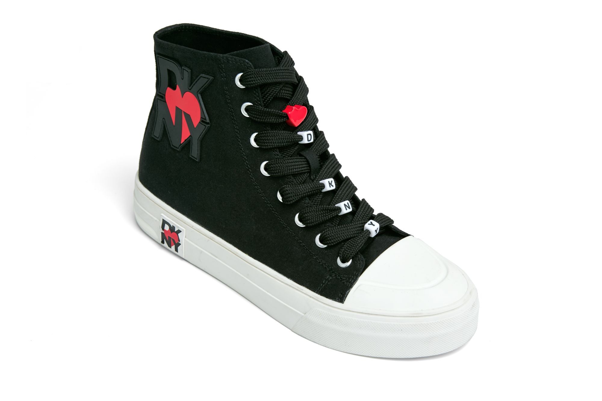 DKNY celebra lo stile e l'energia di New York a Milano La Heart of NY Capsule è pronta a conquistare i cuori di una nuova generazione | Image 496682