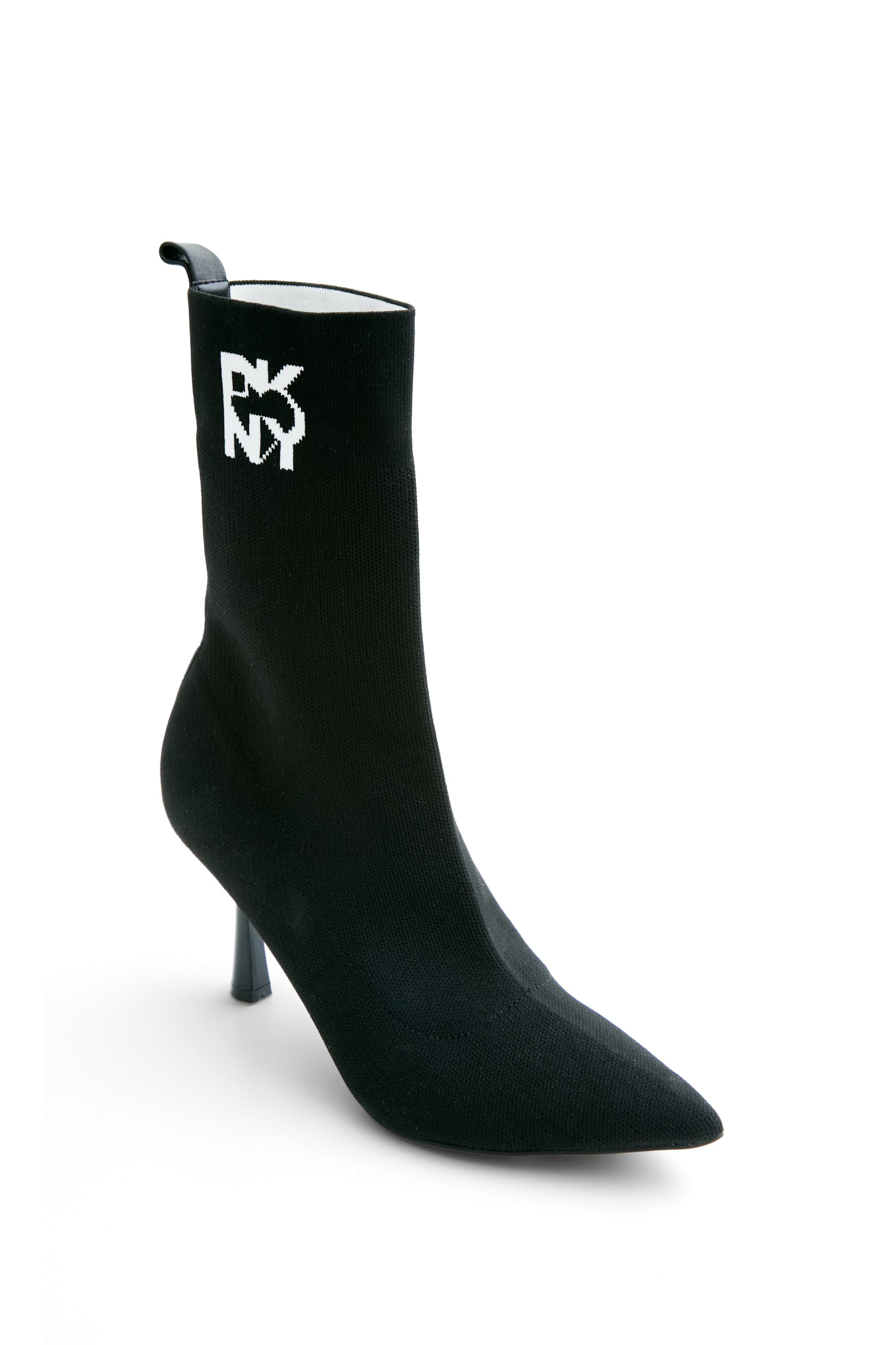 DKNY celebra lo stile e l'energia di New York a Milano La Heart of NY Capsule è pronta a conquistare i cuori di una nuova generazione | Image 496680