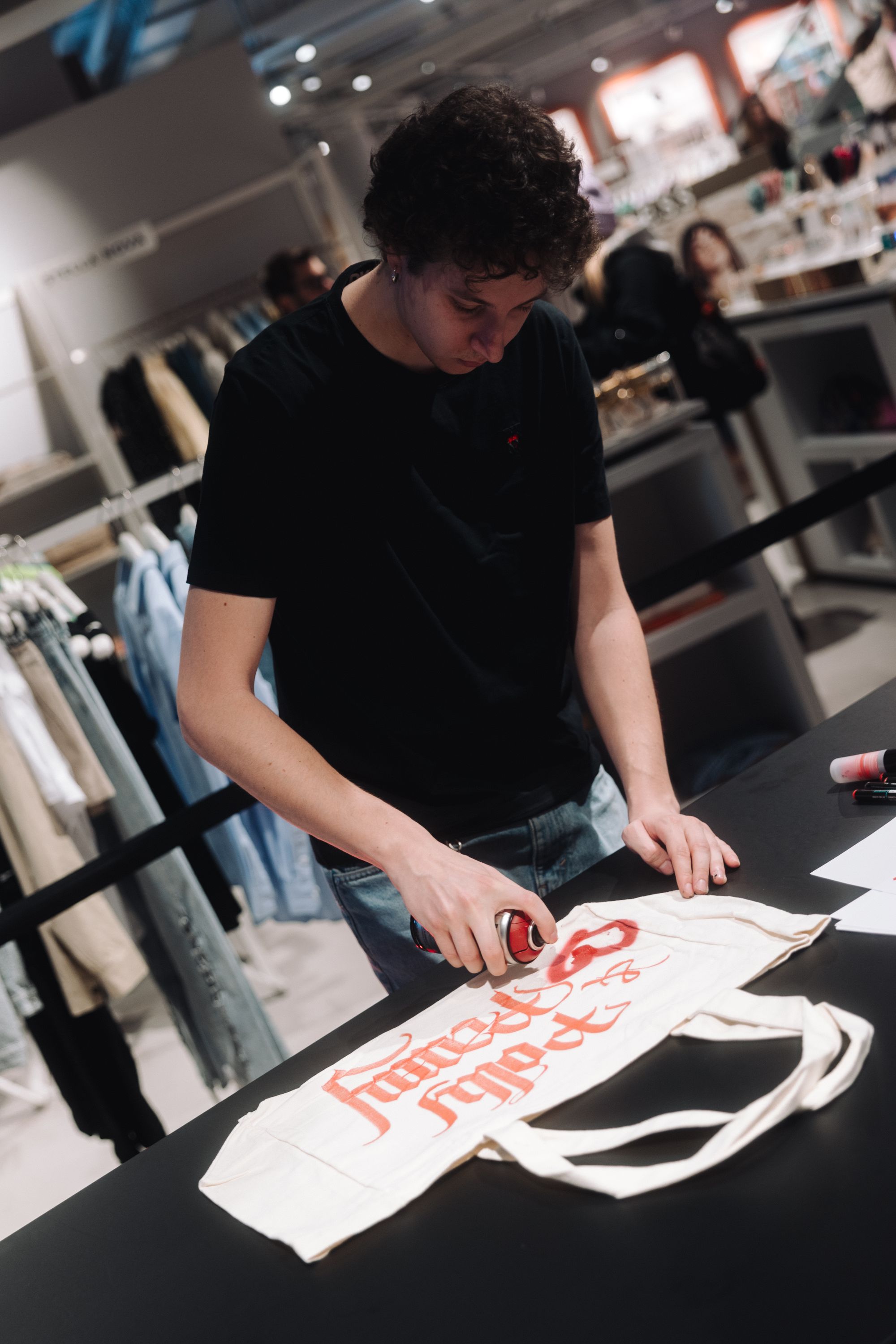 DKNY celebra lo stile e l'energia di New York a Milano La Heart of NY Capsule è pronta a conquistare i cuori di una nuova generazione | Image 497305