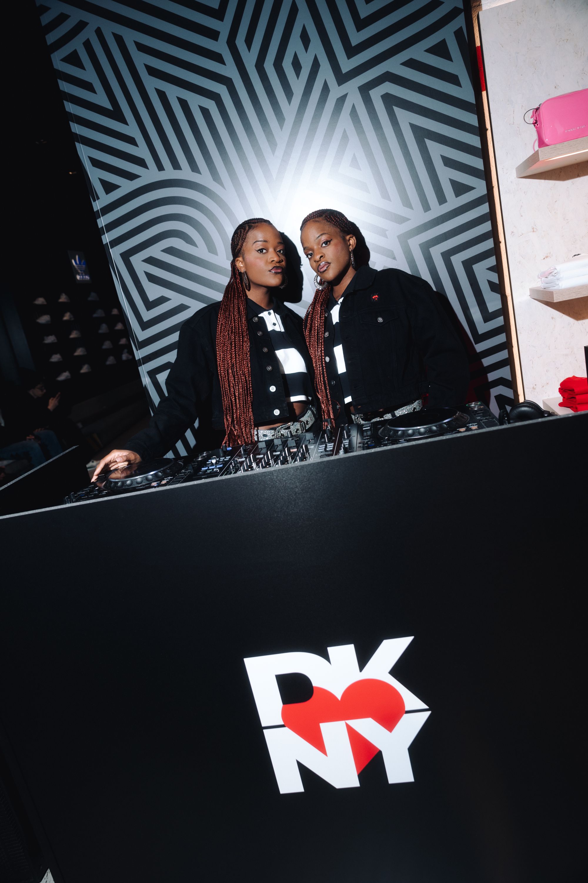 DKNY celebra lo stile e l'energia di New York a Milano La Heart of NY Capsule è pronta a conquistare i cuori di una nuova generazione | Image 497304
