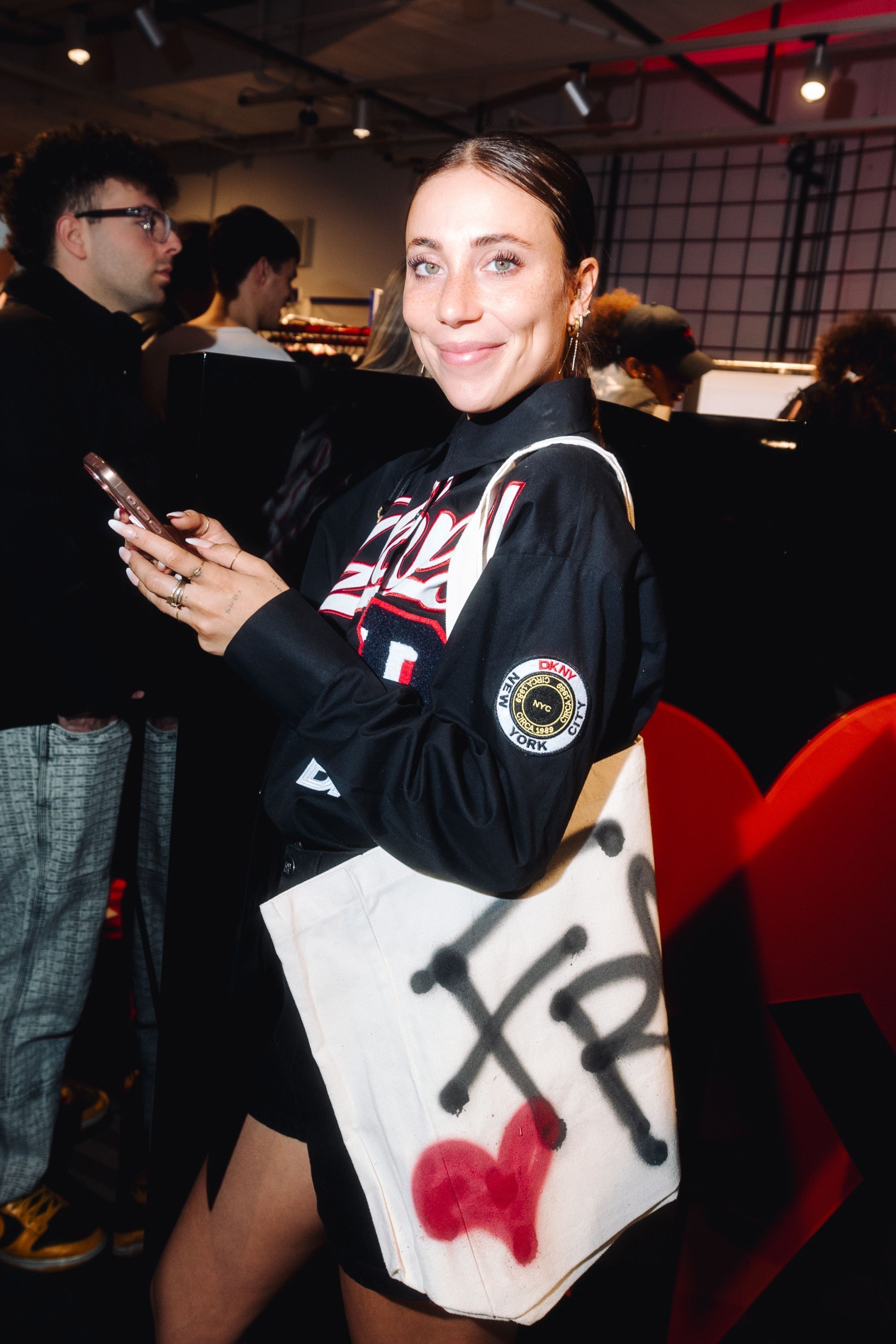 DKNY celebra lo stile e l'energia di New York a Milano La Heart of NY Capsule è pronta a conquistare i cuori di una nuova generazione | Image 497299