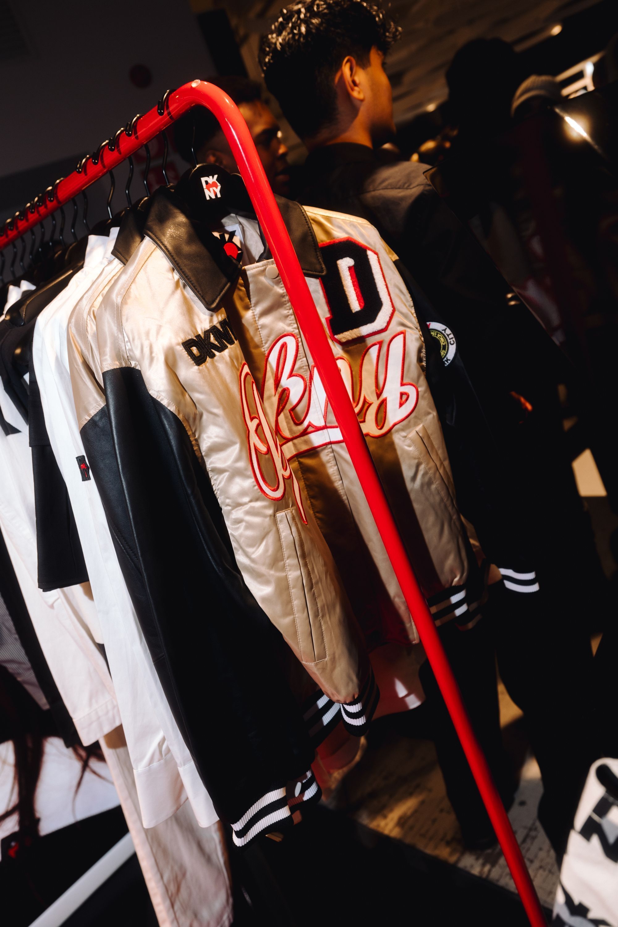 DKNY celebra lo stile e l'energia di New York a Milano La Heart of NY Capsule è pronta a conquistare i cuori di una nuova generazione | Image 497294