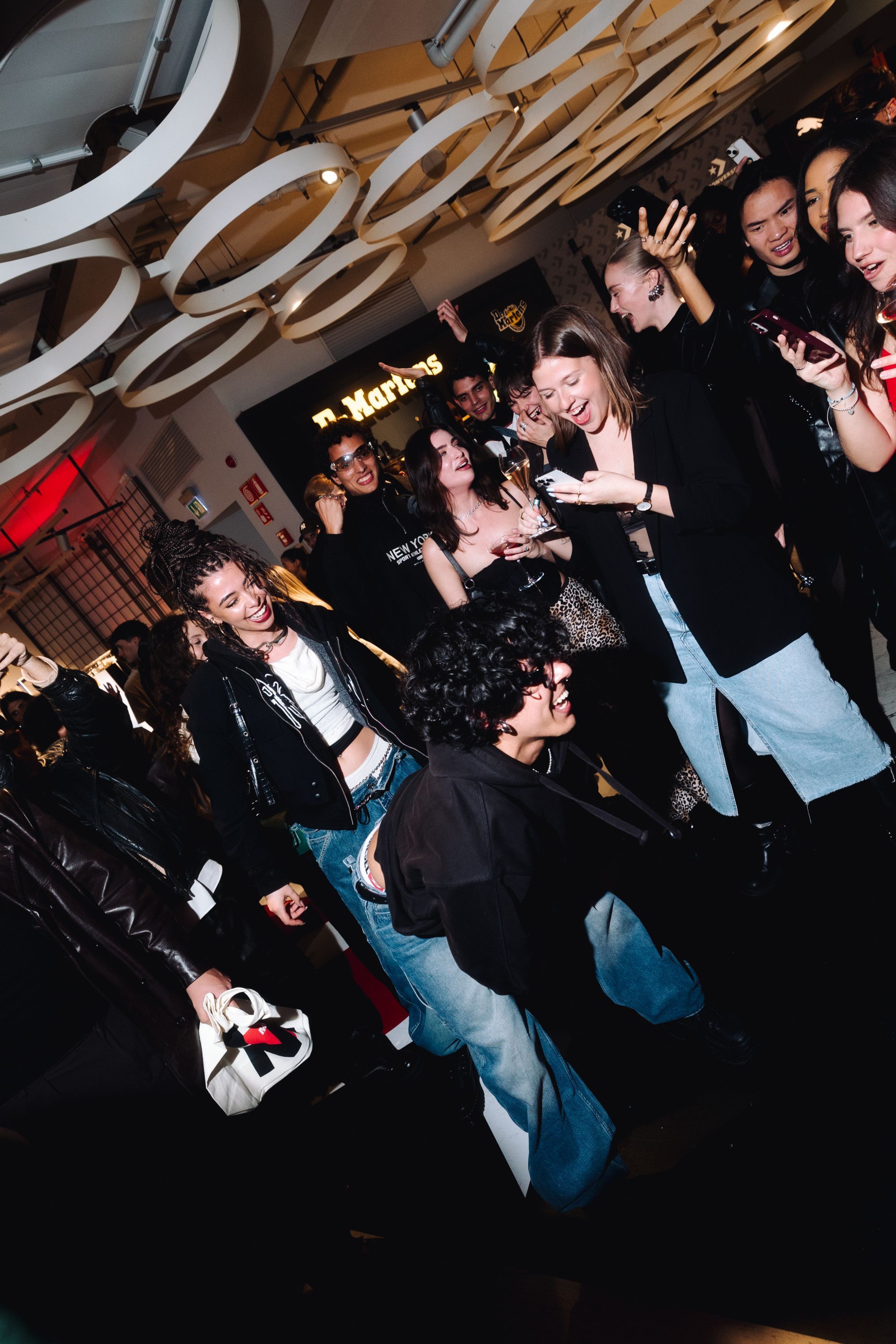 DKNY celebra lo stile e l'energia di New York a Milano La Heart of NY Capsule è pronta a conquistare i cuori di una nuova generazione | Image 497293