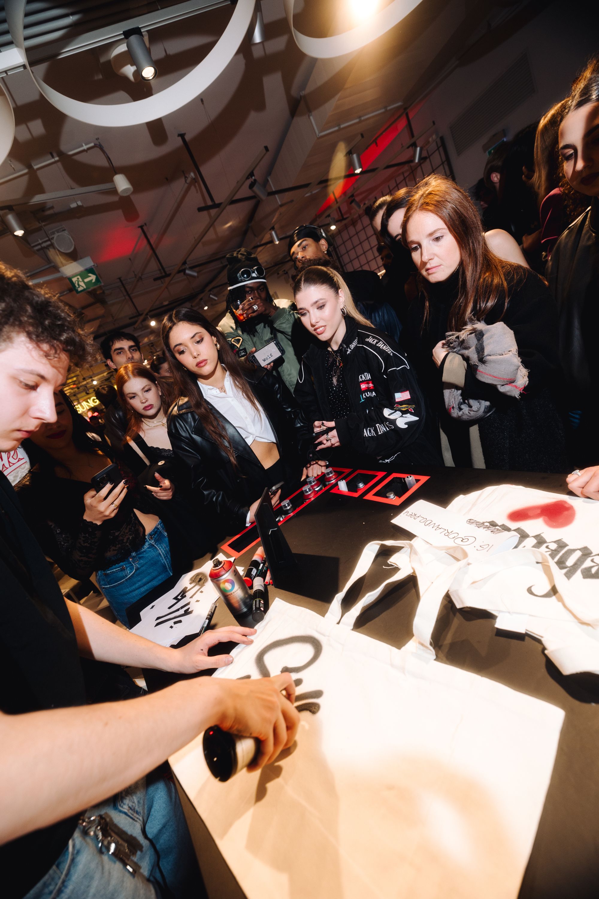 DKNY celebra lo stile e l'energia di New York a Milano La Heart of NY Capsule è pronta a conquistare i cuori di una nuova generazione | Image 497291