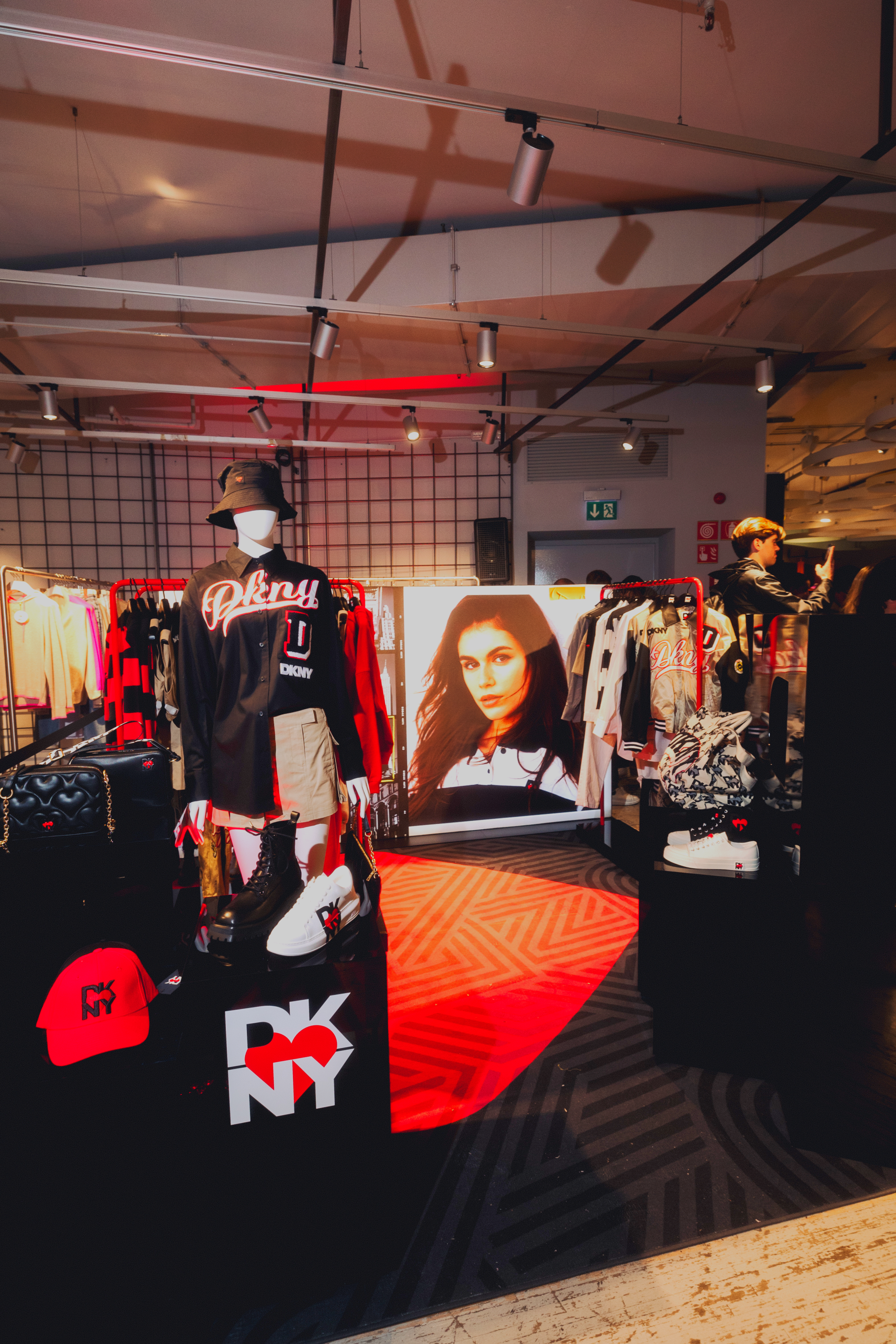 DKNY celebra lo stile e l'energia di New York a Milano La Heart of NY Capsule è pronta a conquistare i cuori di una nuova generazione | Image 497290
