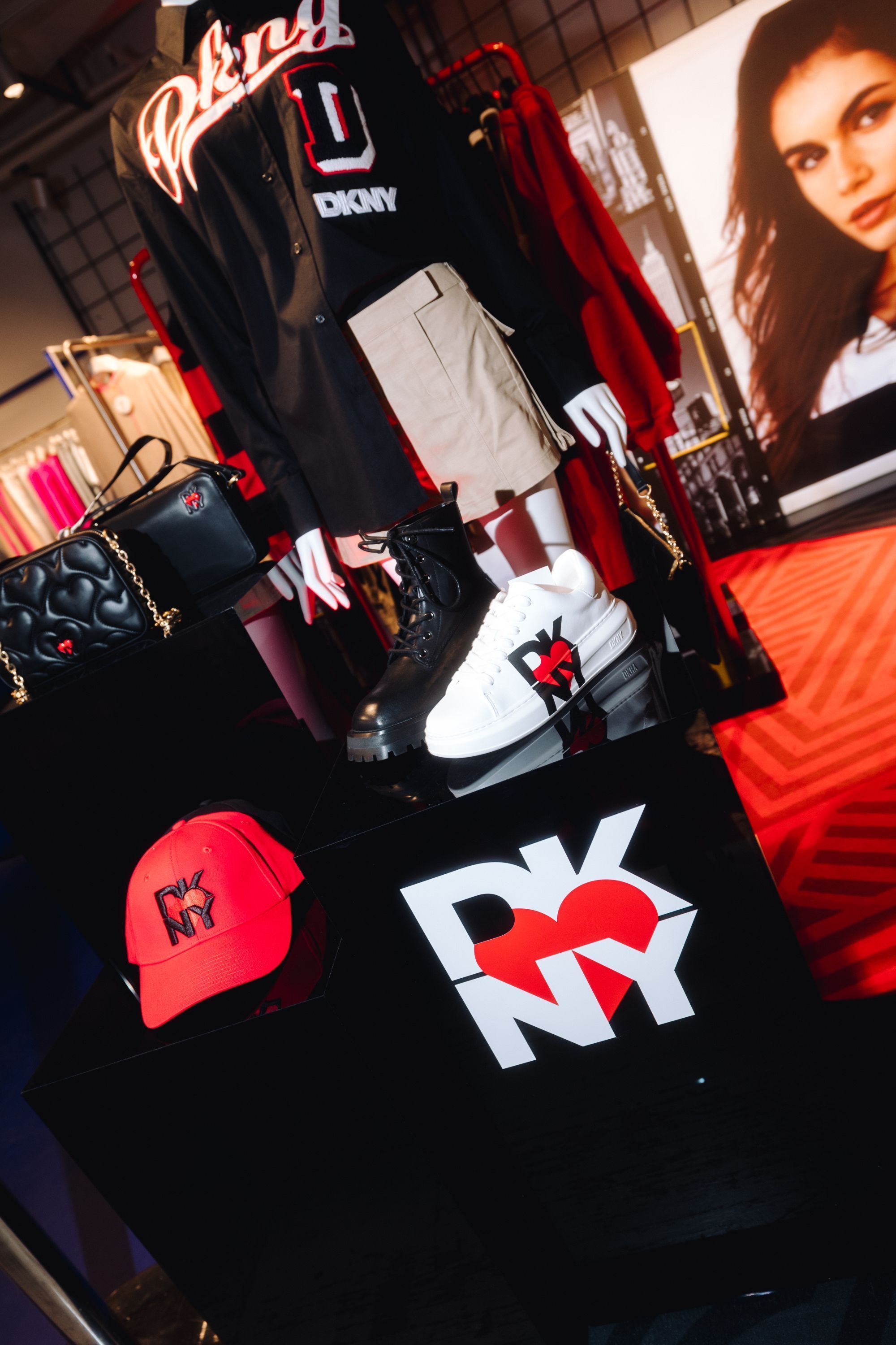 DKNY celebra lo stile e l'energia di New York a Milano La Heart of NY Capsule è pronta a conquistare i cuori di una nuova generazione | Image 497288