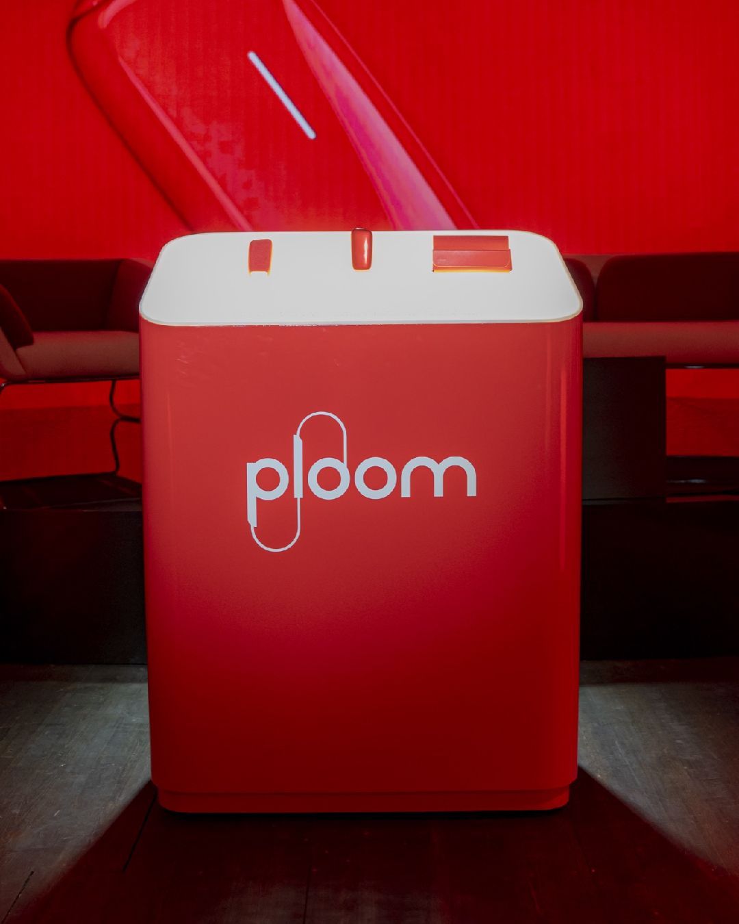 Ploom X Ora Ïto svelano la nuova Ploom Special Edition Red  Il connubio perfetto tra innovazione e design alla Milano Design Week
