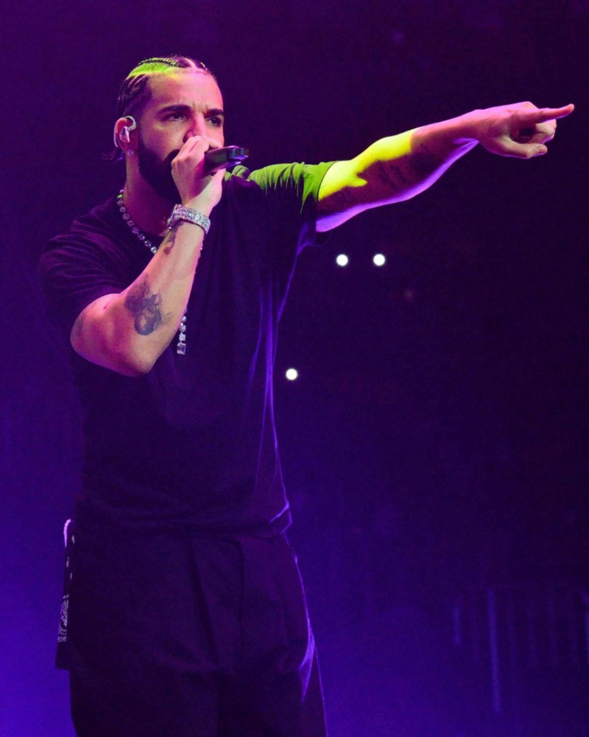 Drake ha replicato le voci di 2Pac e Snoop Dogg grazie all'AI La traccia si intitola Taylor Made Freestyle