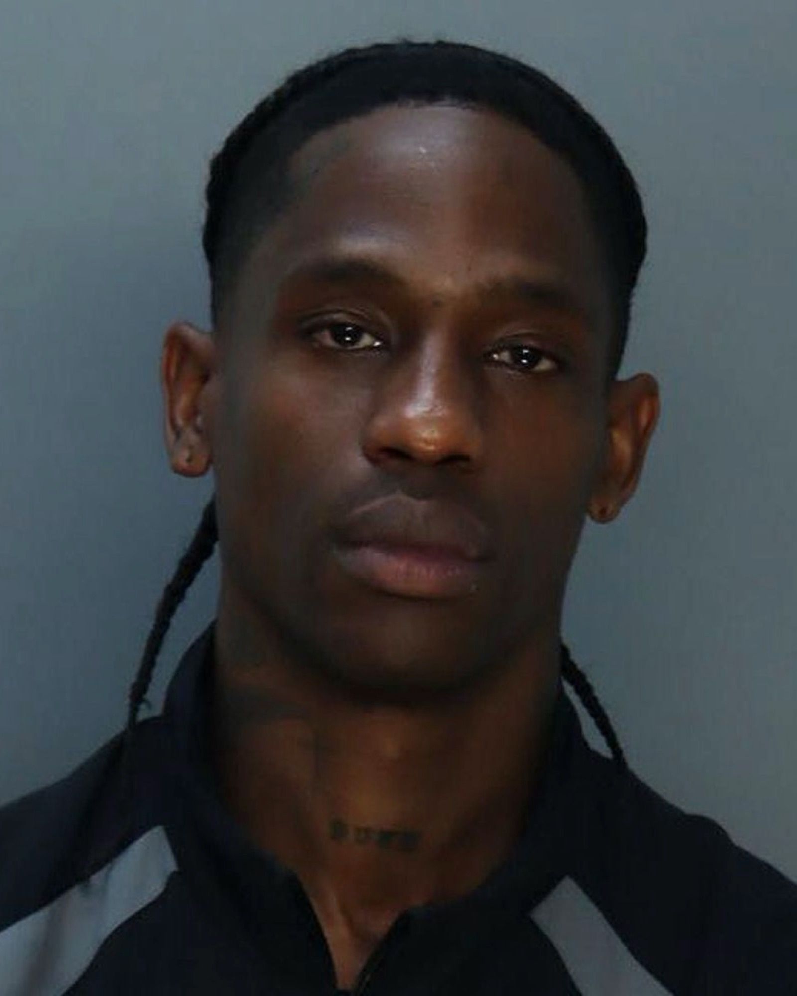 Travis Scott ha rilasciato una t-shirt con la foto del suo mugshot Una giocata di marketing astuta a poche ore dal suo arresto