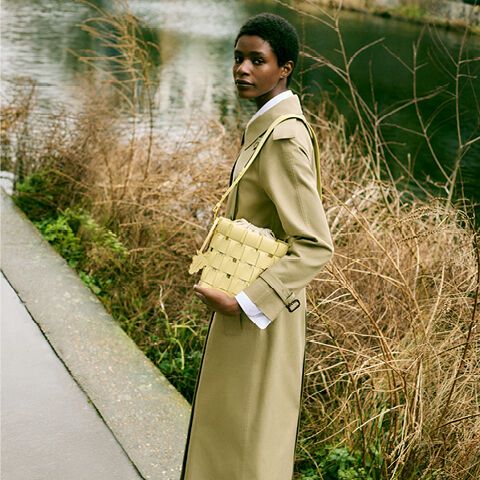 La mode fermente et se réinvente avec Balenciaga La Maison française innove une fois de plus avec des matériaux pour le moins inattendus | Image 523660