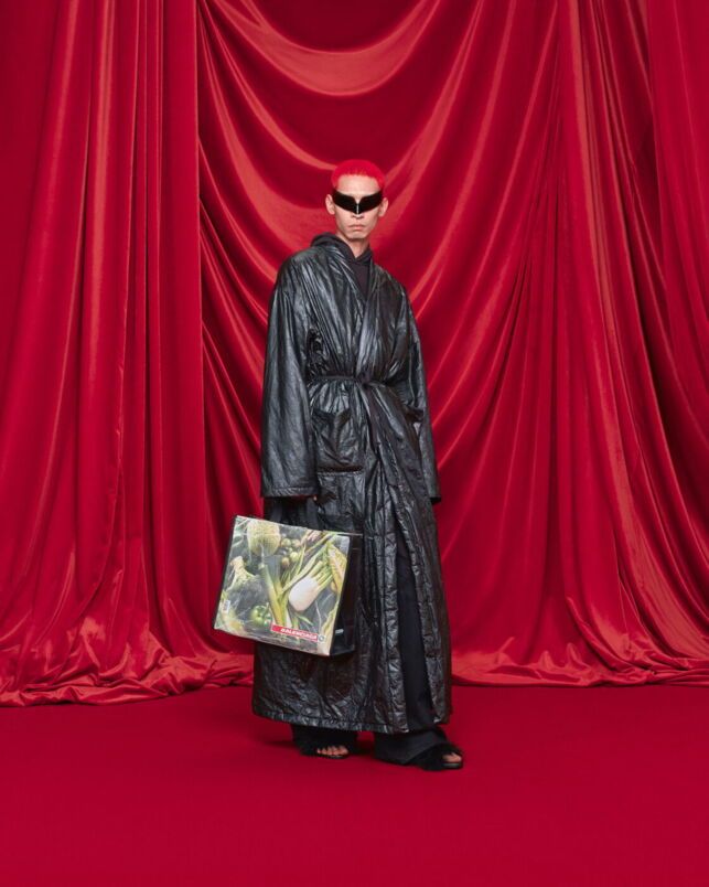 La mode fermente et se réinvente avec Balenciaga La Maison française innove une fois de plus avec des matériaux pour le moins inattendus | Image 523656