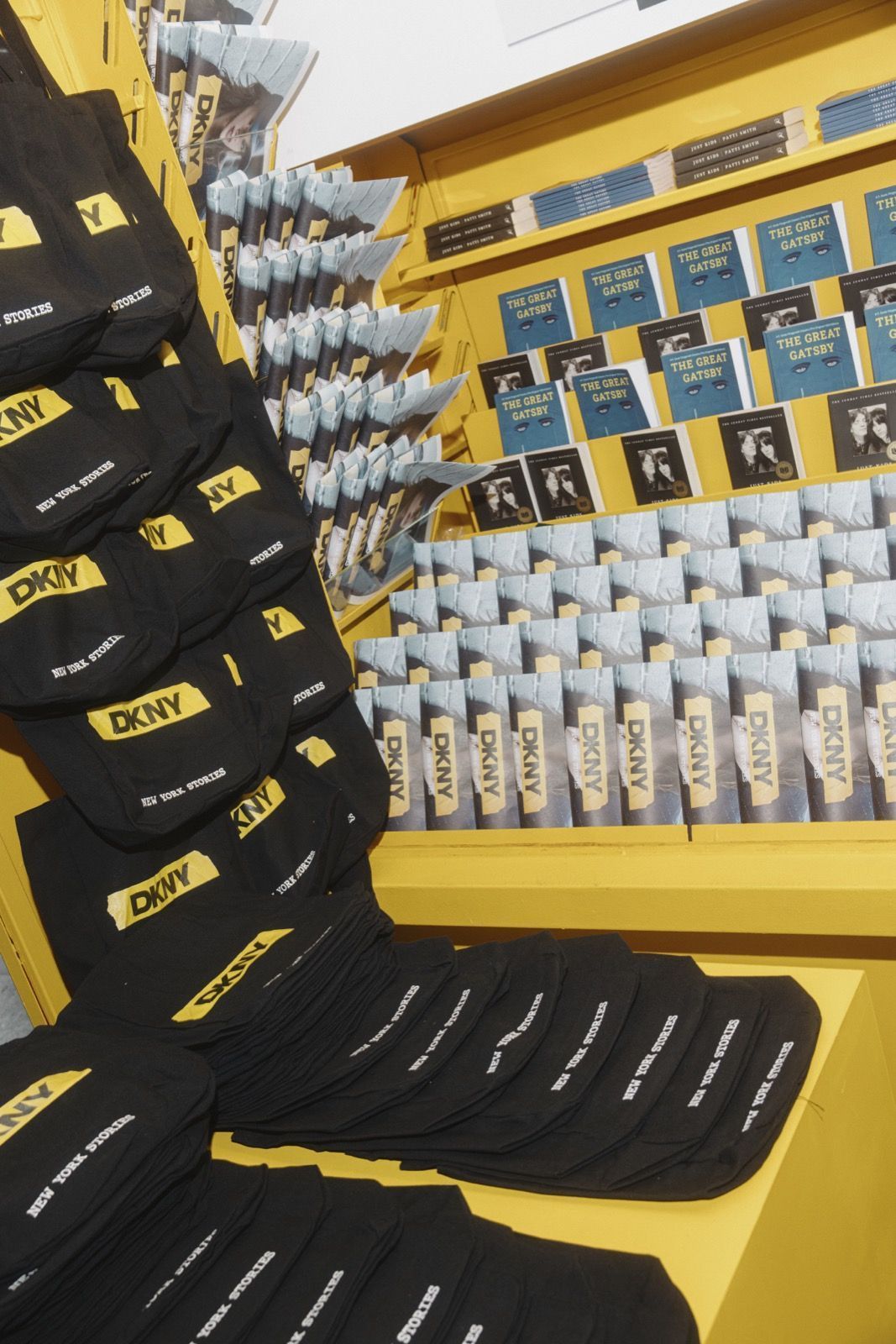 A personalized kiosk dedicated to books during Milan Fashion Week, celebrating the stories of New York City Thanks to DKNY | Image 530222