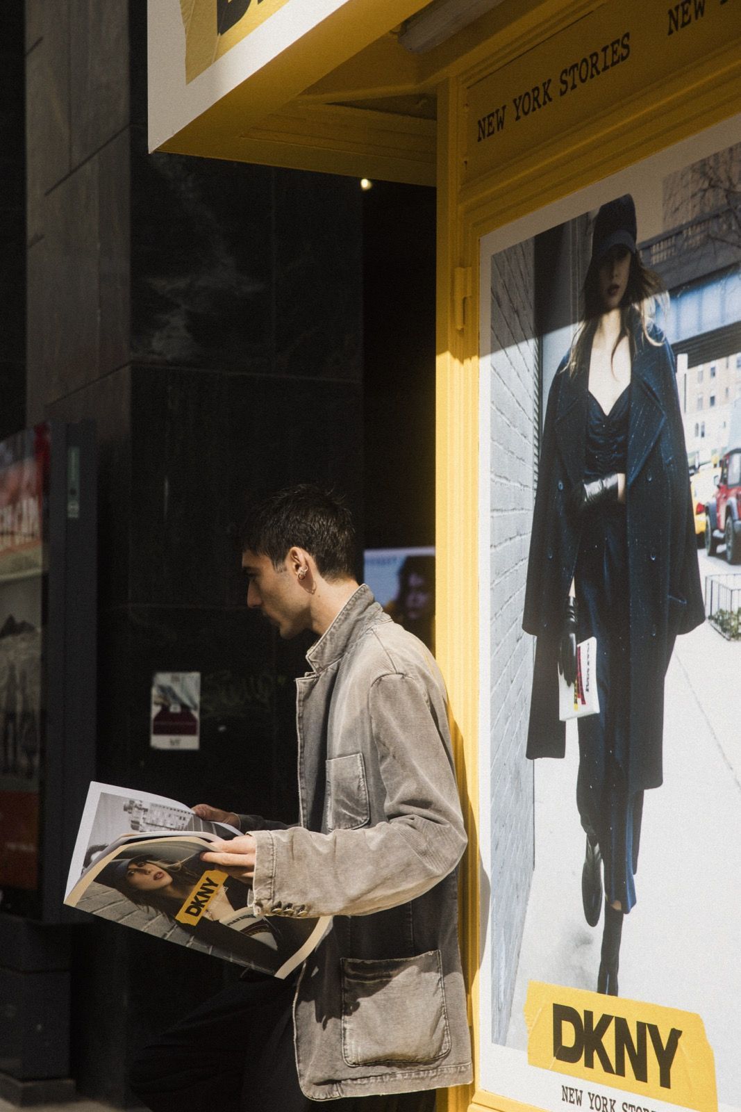 A personalized kiosk dedicated to books during Milan Fashion Week, celebrating the stories of New York City Thanks to DKNY | Image 530308