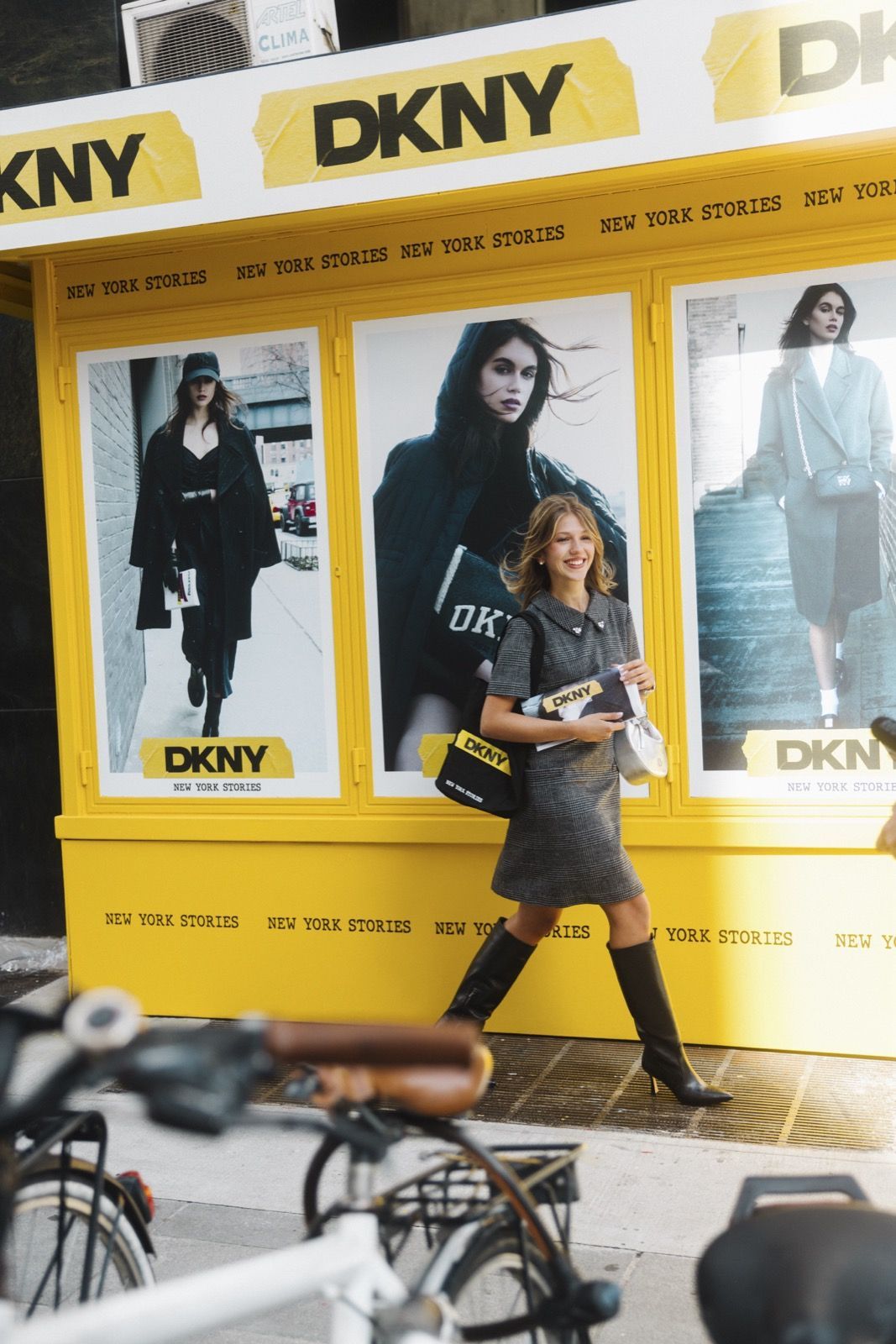 A personalized kiosk dedicated to books during Milan Fashion Week, celebrating the stories of New York City Thanks to DKNY | Image 530412